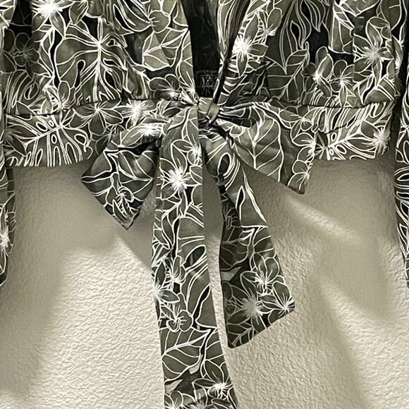 AMBER SKIES (NWT) Long Sleeve Open Tie Front Cropped Burnout Tropical, Olive - L - Picture 3 of 11